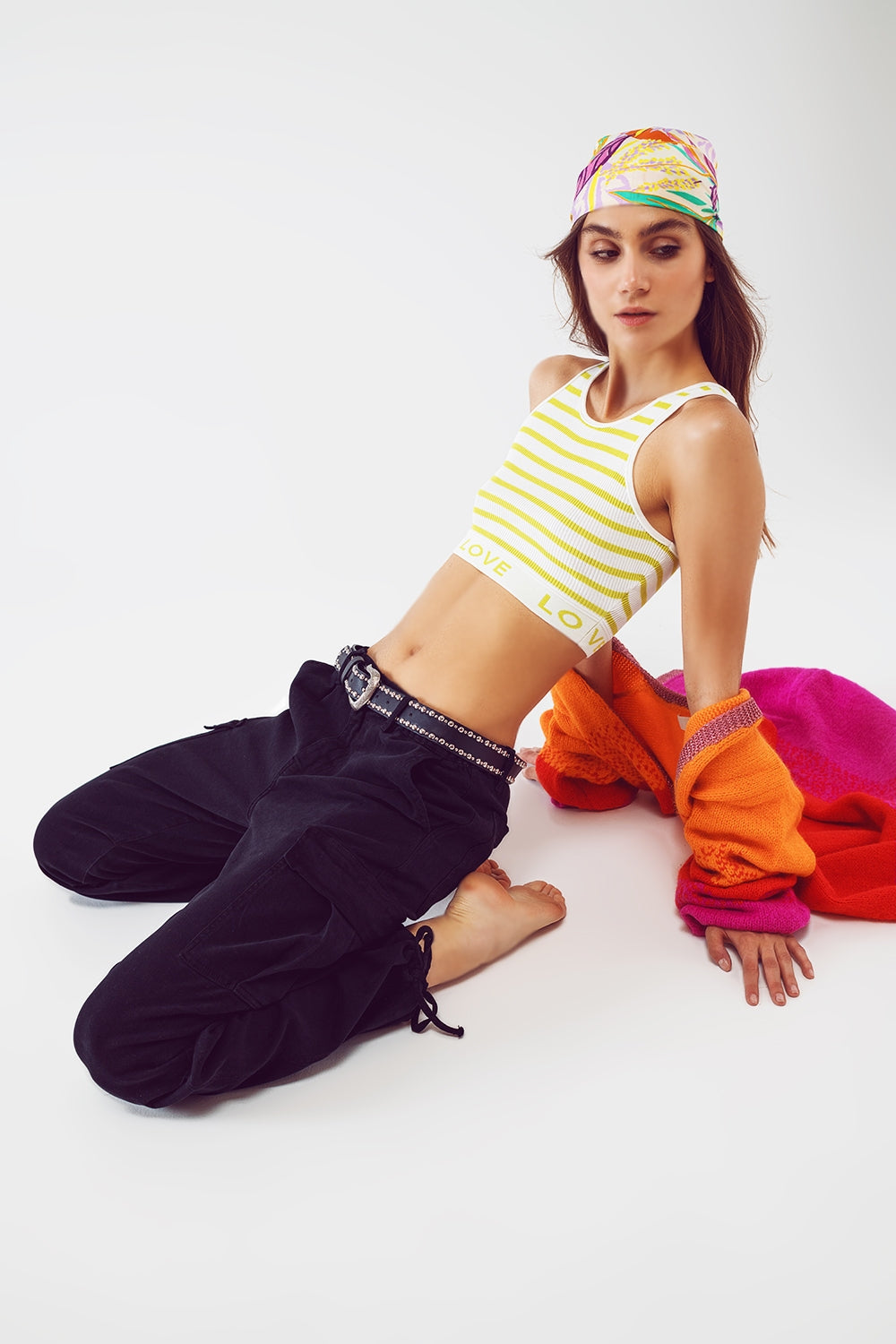 Pantalones cargo con extremos de borla en negro Q2