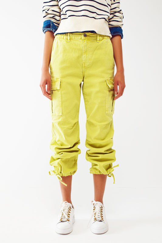 Q2 Pantalones cargo con extremos de borlas en color lima