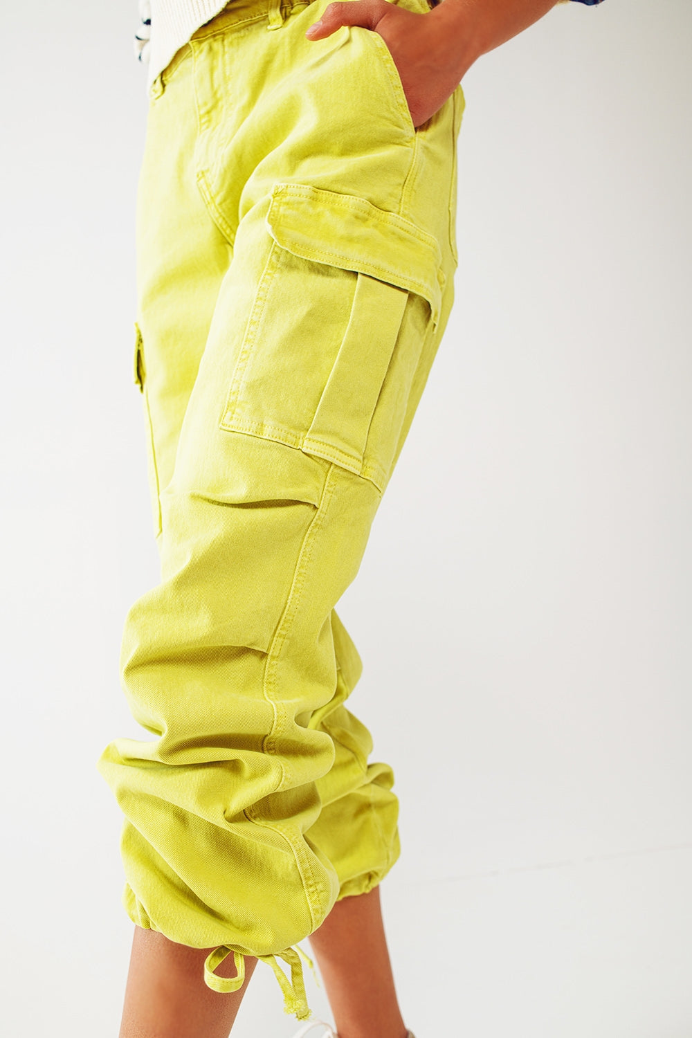 Pantalones cargo con extremos de borlas en color lima Q2
