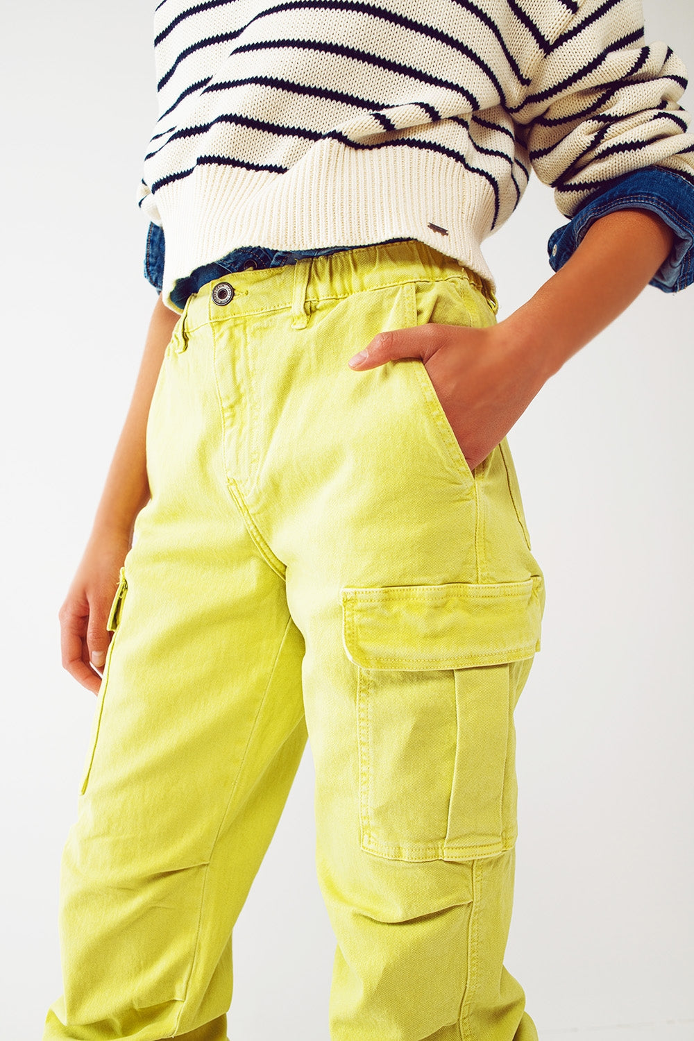 Pantalones cargo con extremos de borlas en color lima Q2