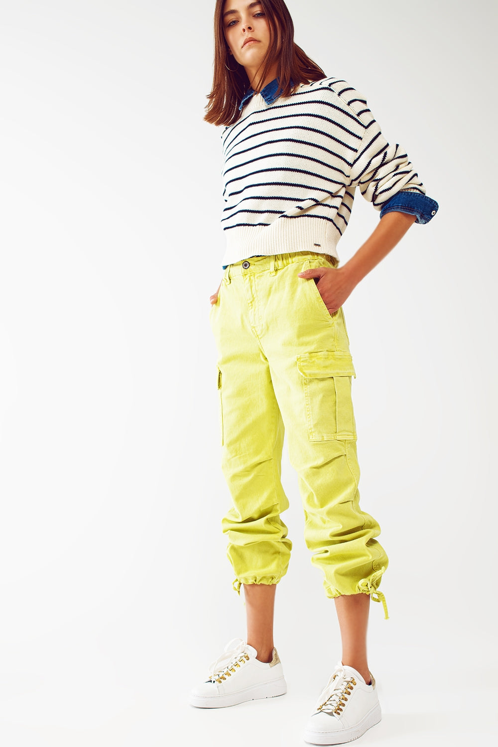 Pantalones cargo con extremos de borlas en color lima Q2