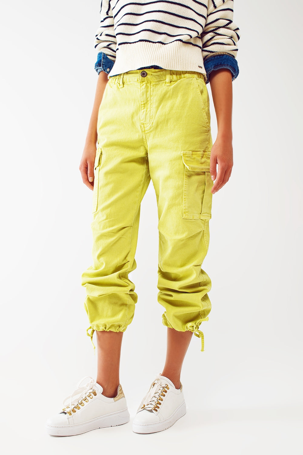 Pantalones cargo con extremos de borlas en color lima Q2