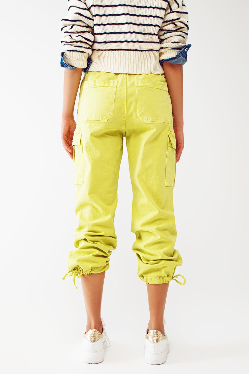 Pantalones cargo con extremos de borlas en color lima Q2