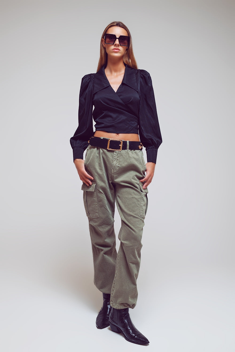 Pantalones cargo con extremos de borlas en verde militar Q2