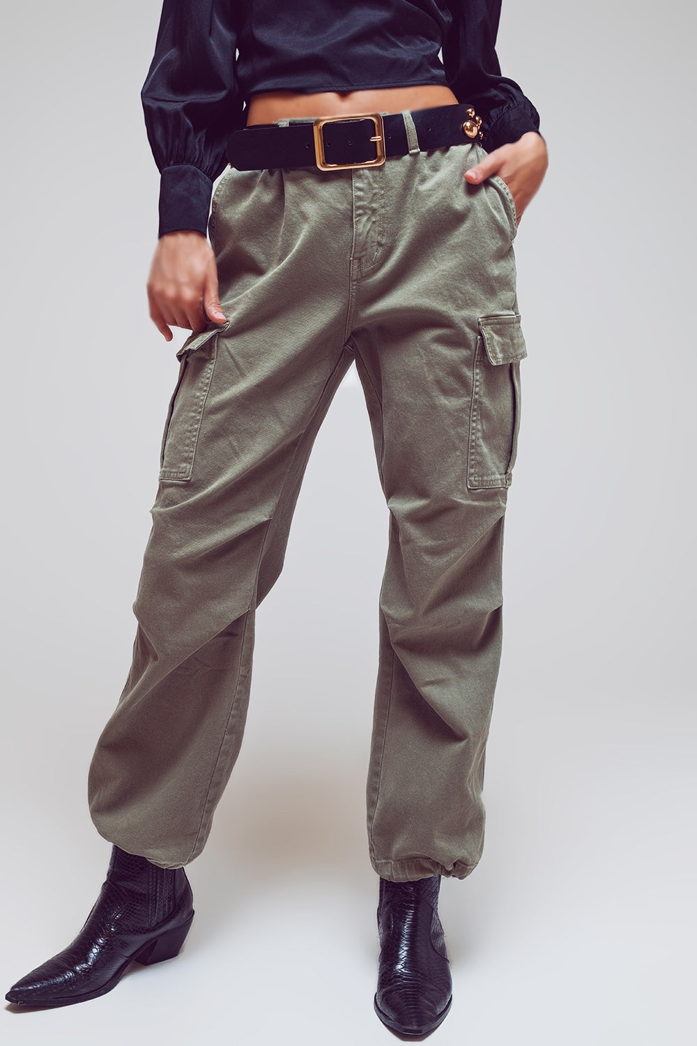 Pantalones cargo con extremos de borlas en verde militar Q2