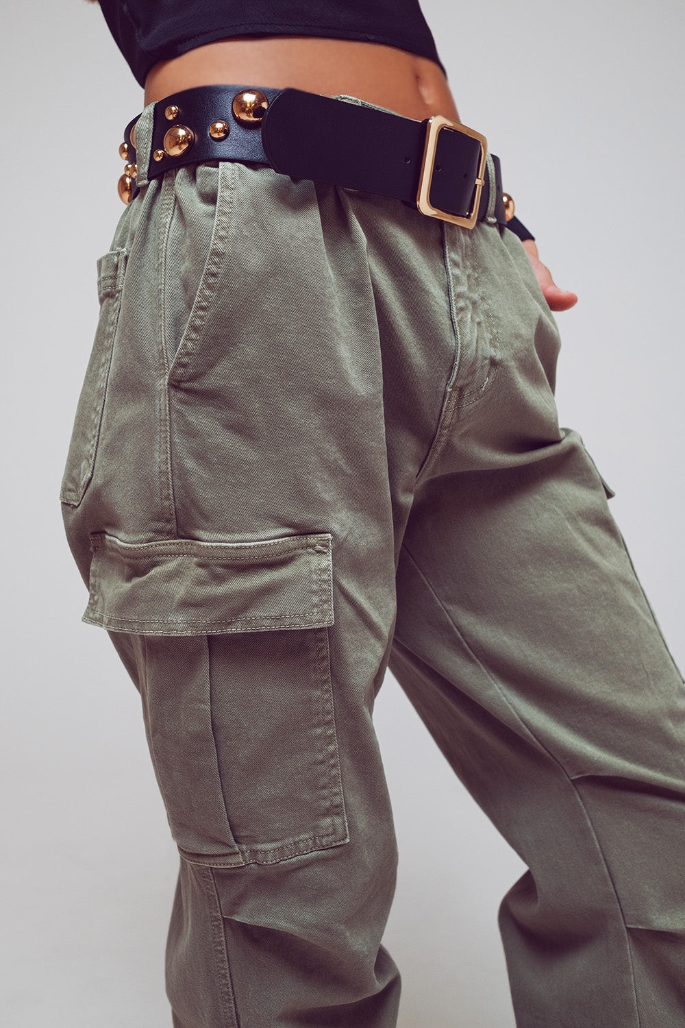 Pantalones cargo con extremos de borlas en verde militar Q2