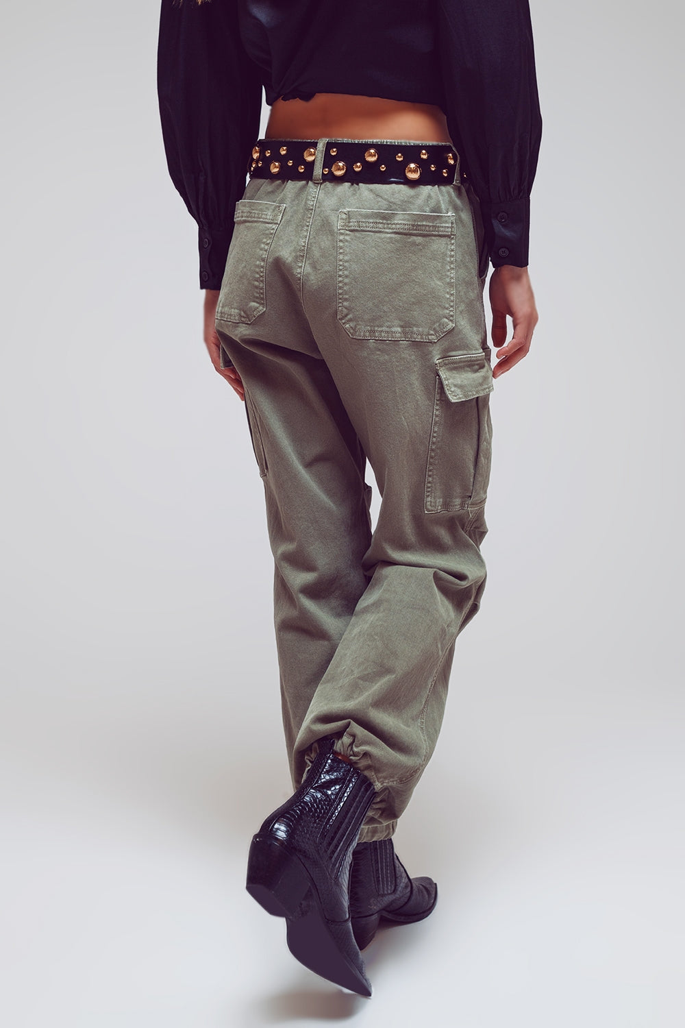 Pantalones cargo con extremos de borlas en verde militar Q2