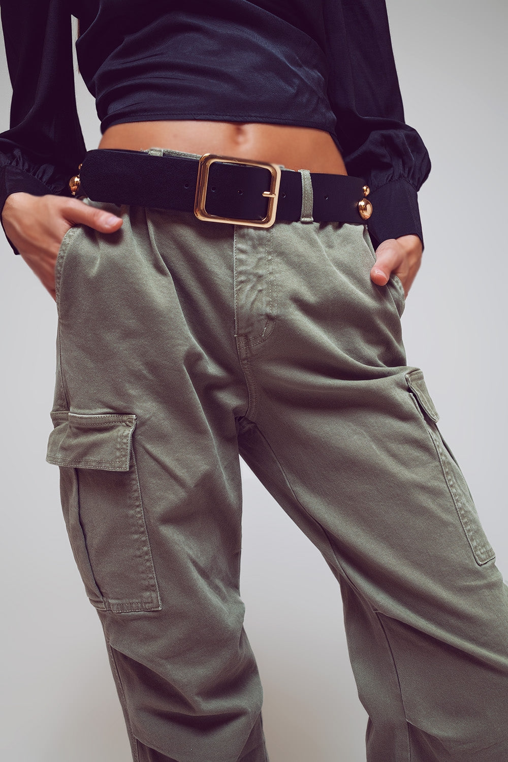 Pantalones cargo con extremos de borlas en verde militar Q2