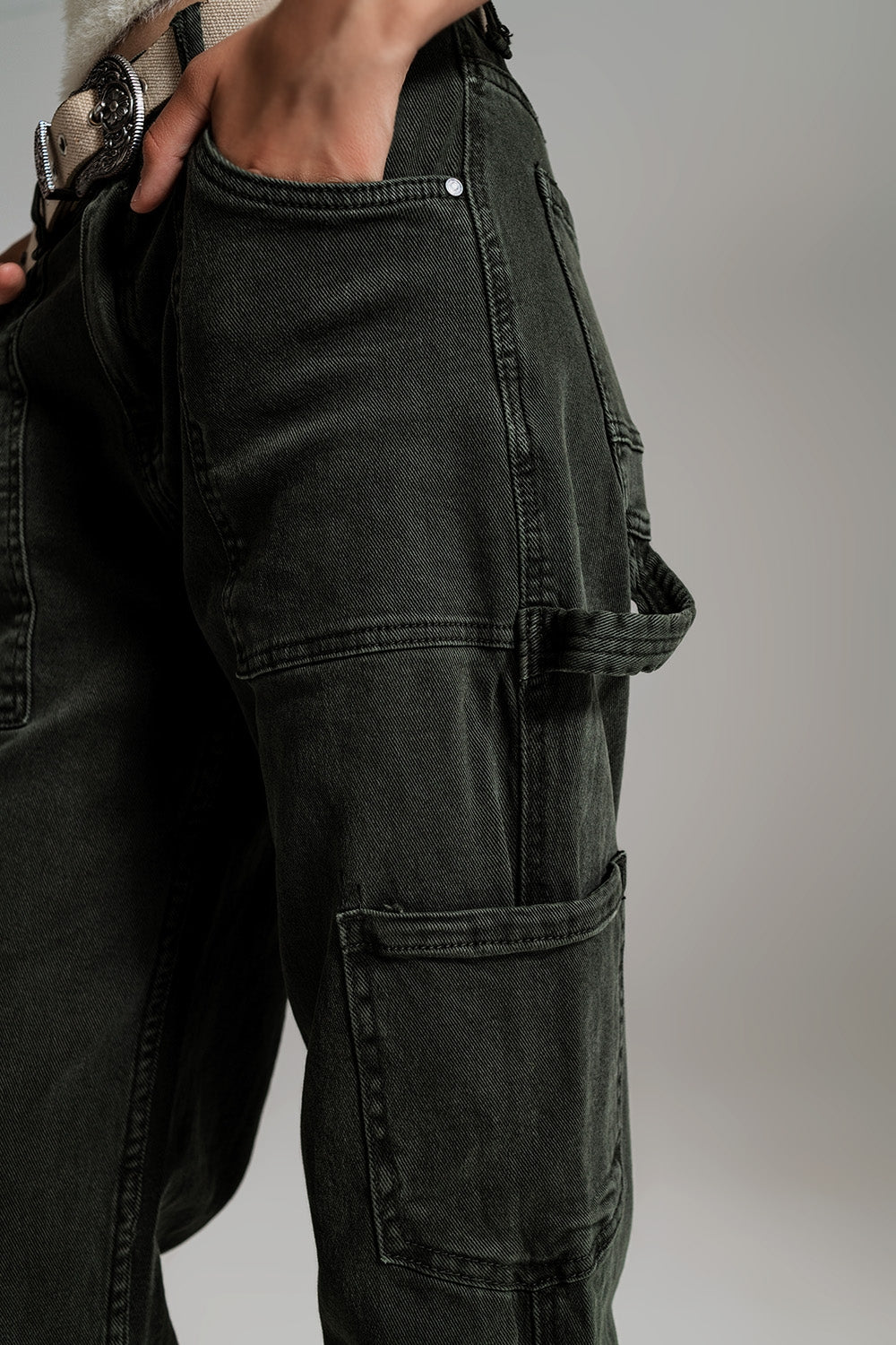 Pantalones cargo de pierna recta en verde oscuro Q2