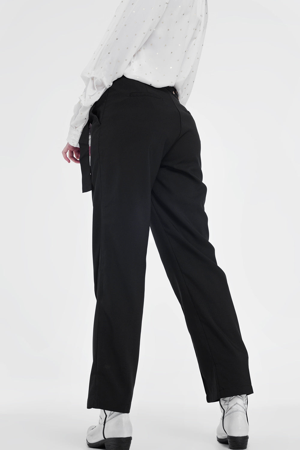 Pantalones con cinturón en negro Q2