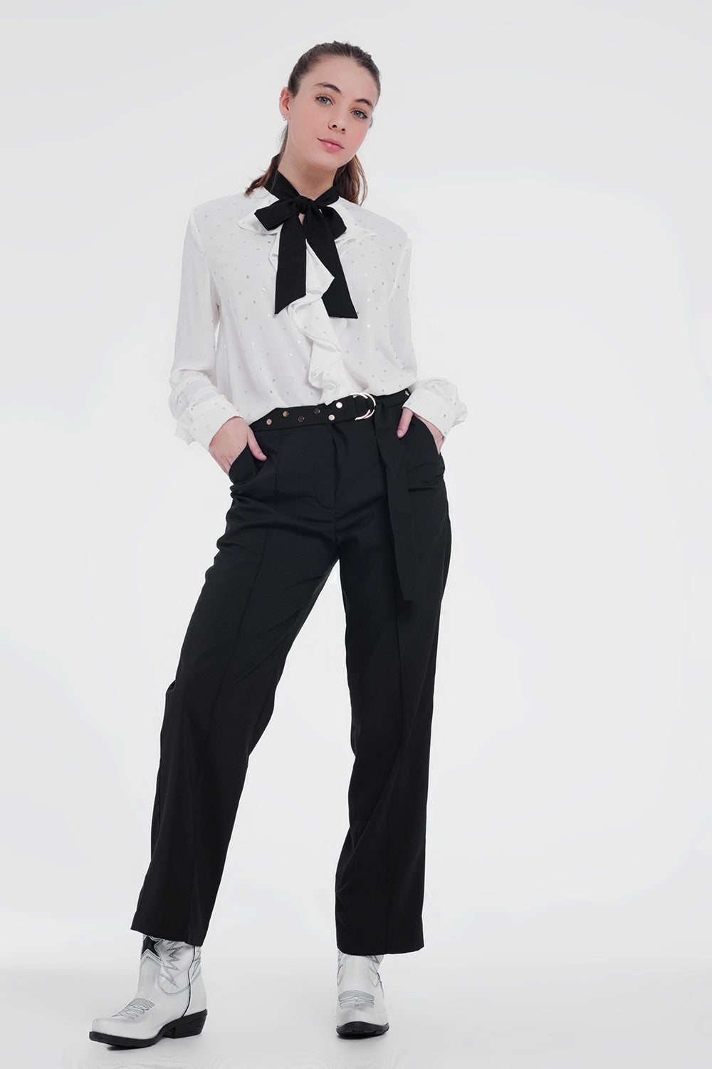 Pantalones con cinturón en negro Q2