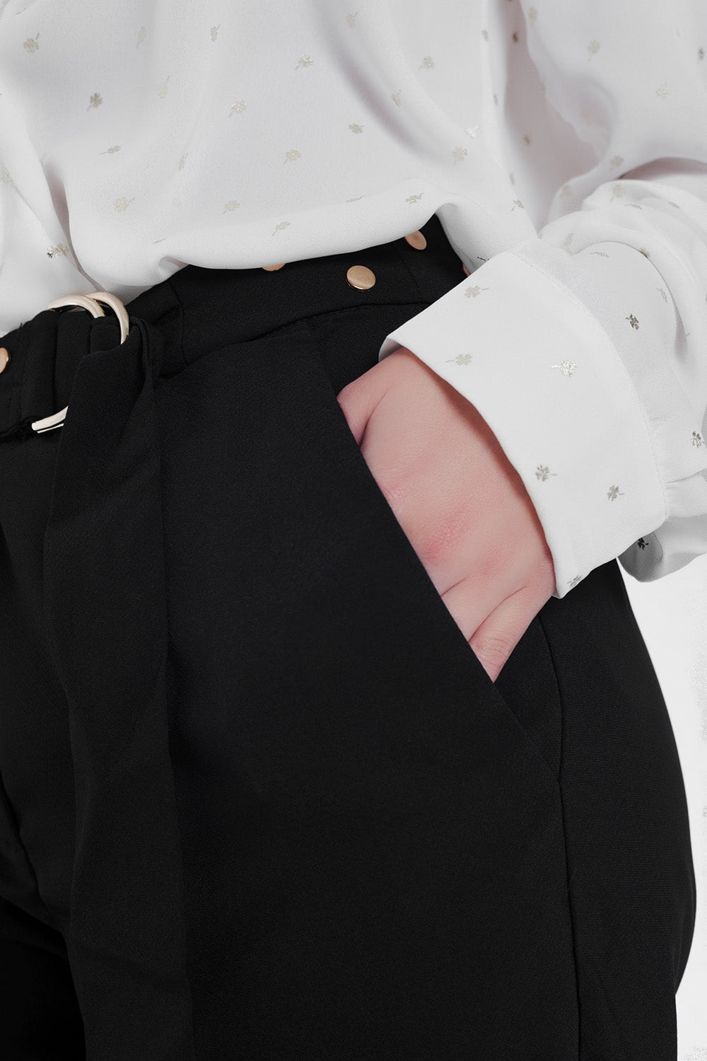Pantalones con cinturón en negro Q2