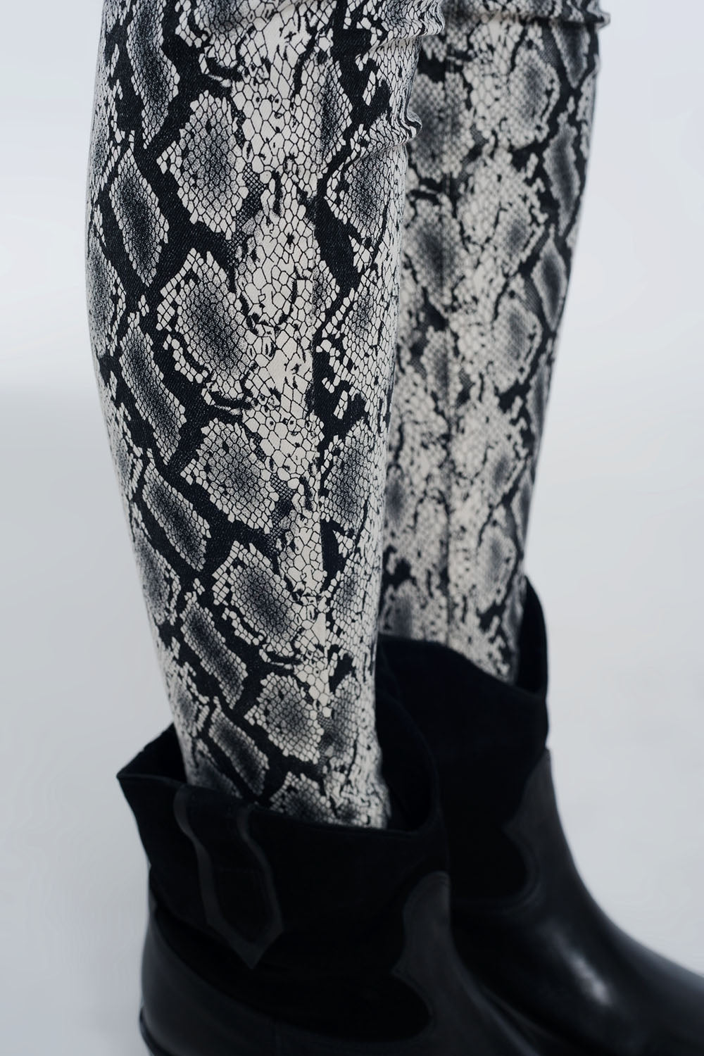 Pantalones con detalle de estampado de serpiente Q2