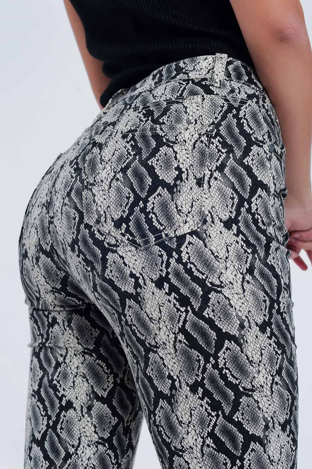 Pantalones con detalle de estampado de serpiente Q2