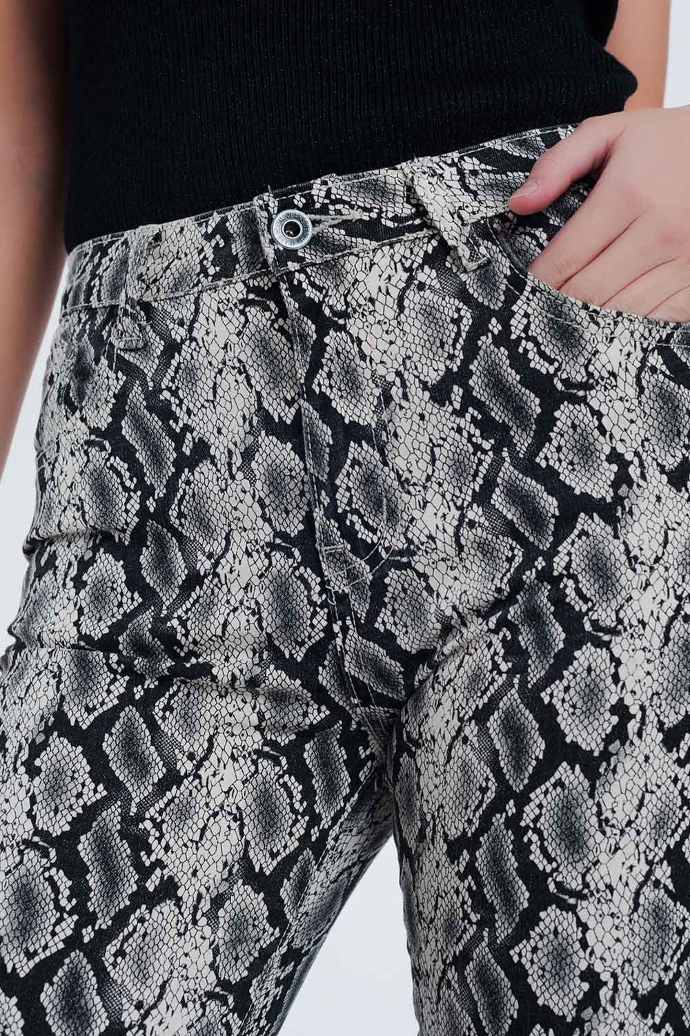 Pantalones con detalle de estampado de serpiente Q2