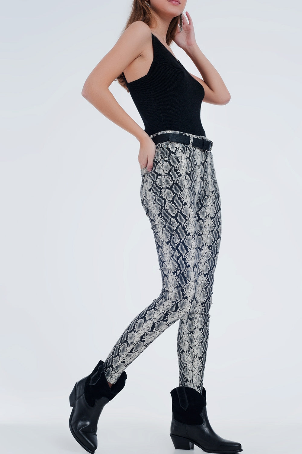 Pantalones con detalle de estampado de serpiente Q2