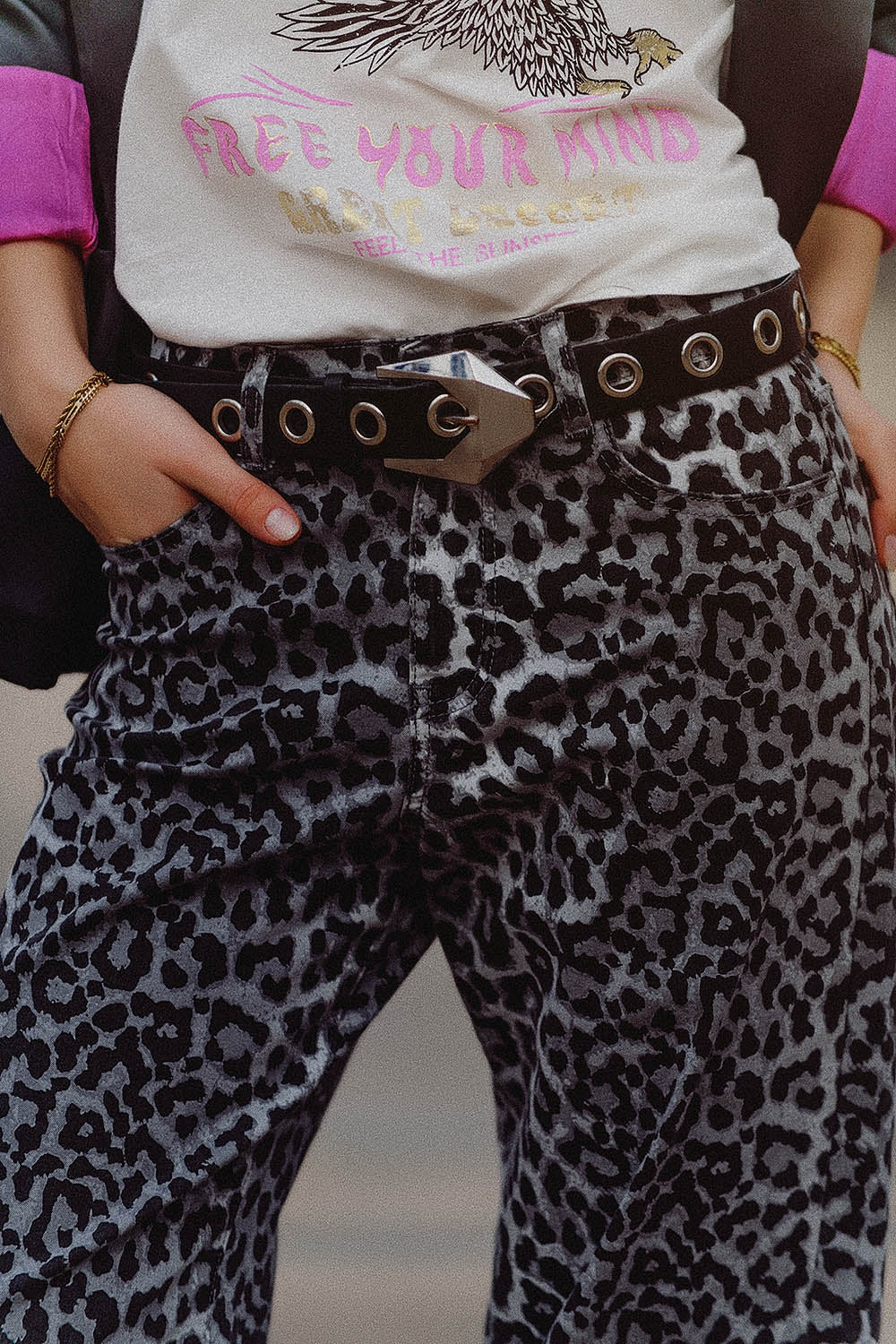 Pantalones con estampado de leopardo gris Q2