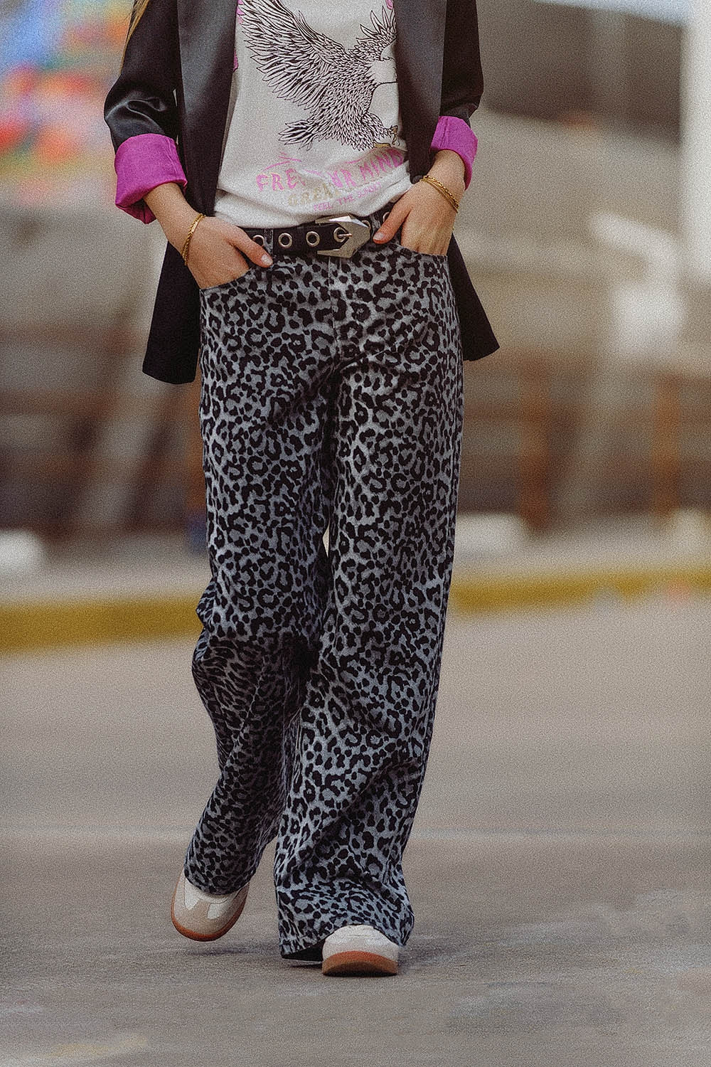 Pantalones con estampado de leopardo gris Q2