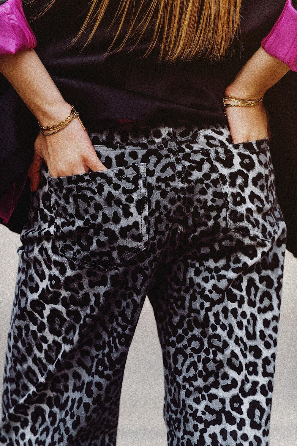 Pantalones con estampado de leopardo gris Q2