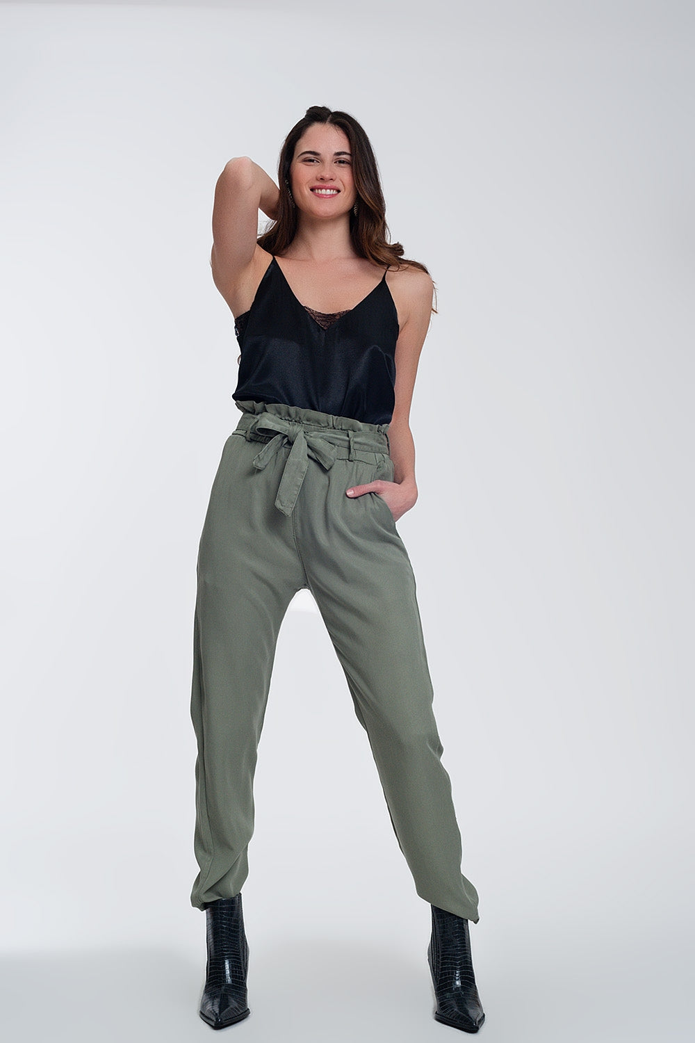 Pantalones con lazada en la cintura en verde Q2
