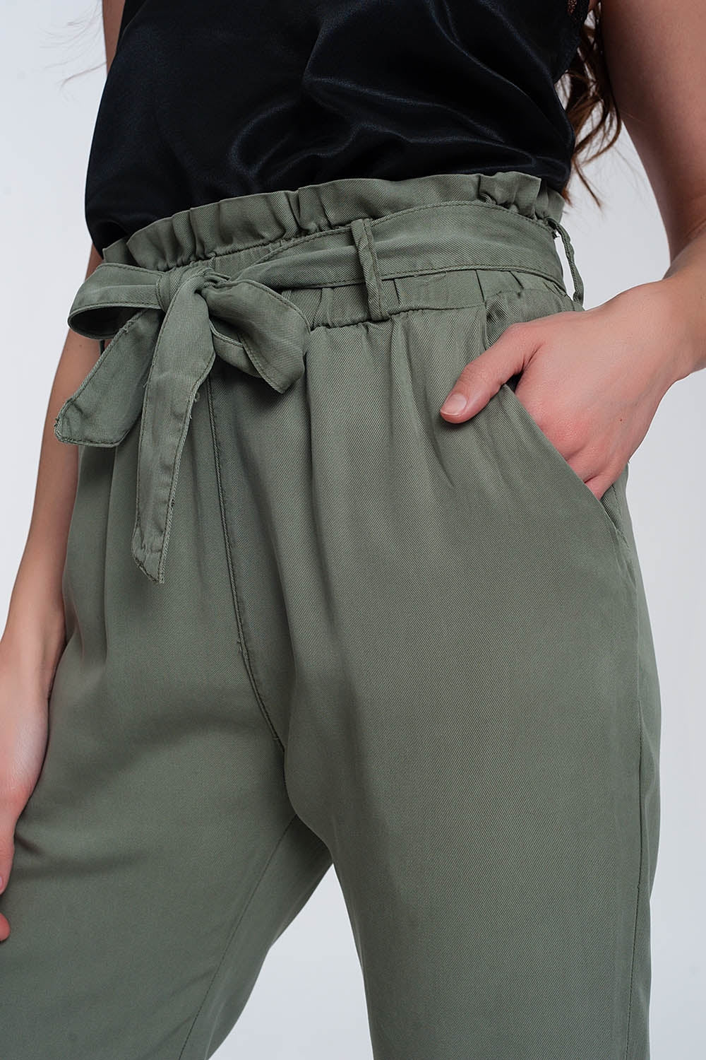 Pantalones con lazada en la cintura en verde Q2