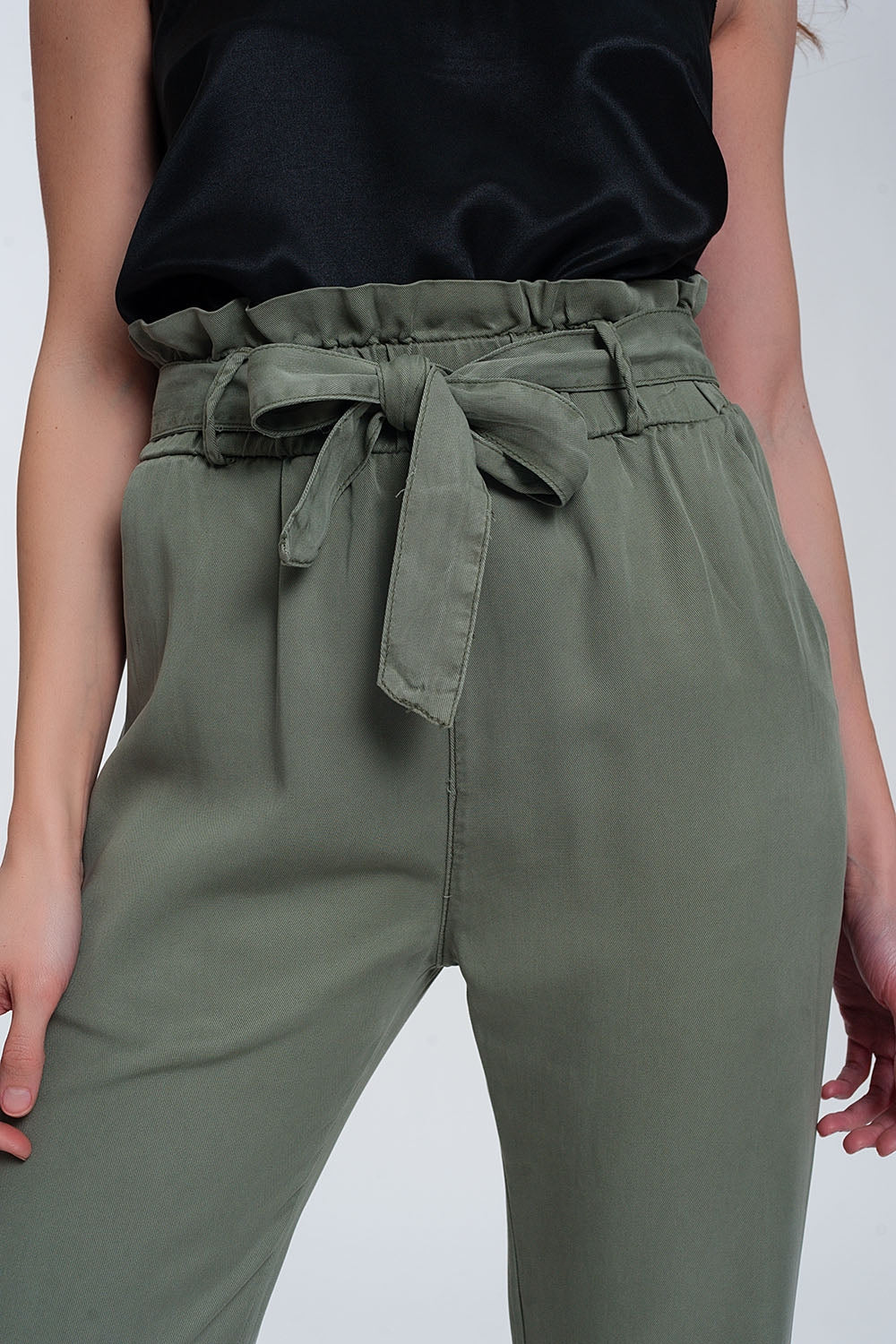 Pantalones con lazada en la cintura en verde Q2
