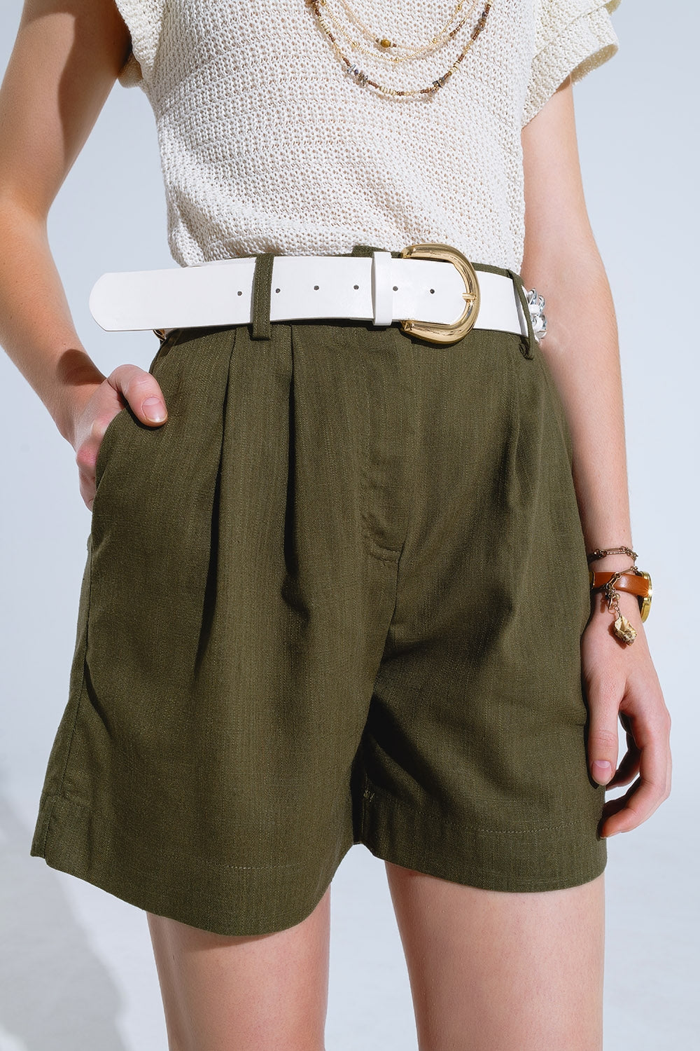 Pantalones cortos caqui con bolsillos y cintura elástica Q2