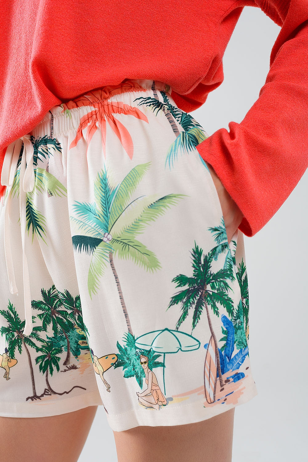 Pantalones cortos color crema con estampado playero y cintura elástica Q2