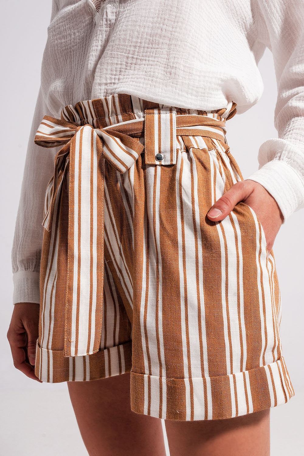 Pantalones cortos con cintura paperbag Q2