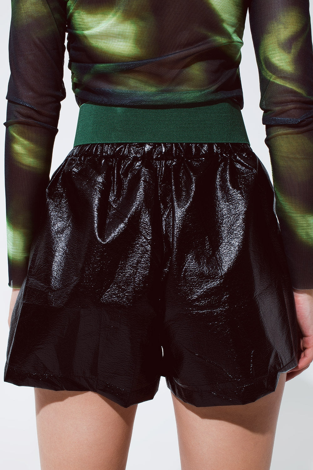 Pantalones cortos de cuero de talle alto en negro Q2