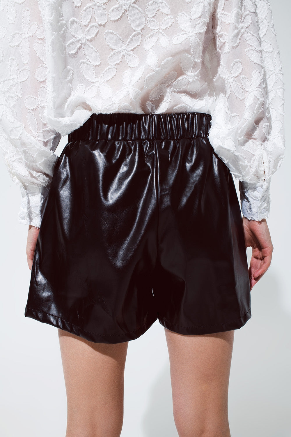 Pantalones cortos de cuero en negro Q2