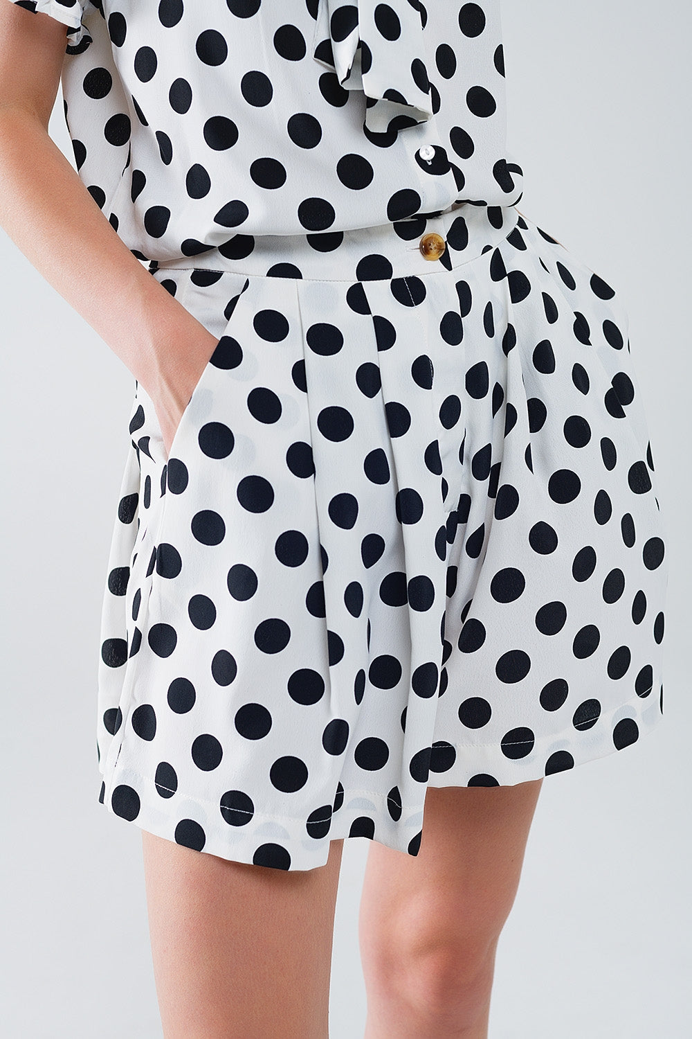 Pantalones cortos de lunares con bolsillos Q2