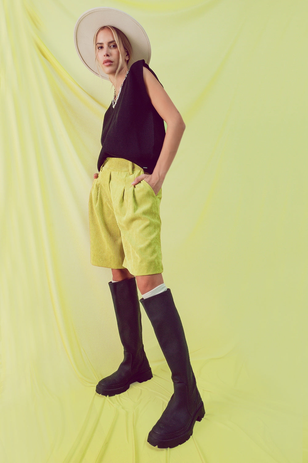 Pantalones cortos de pana lima de corte largo Q2