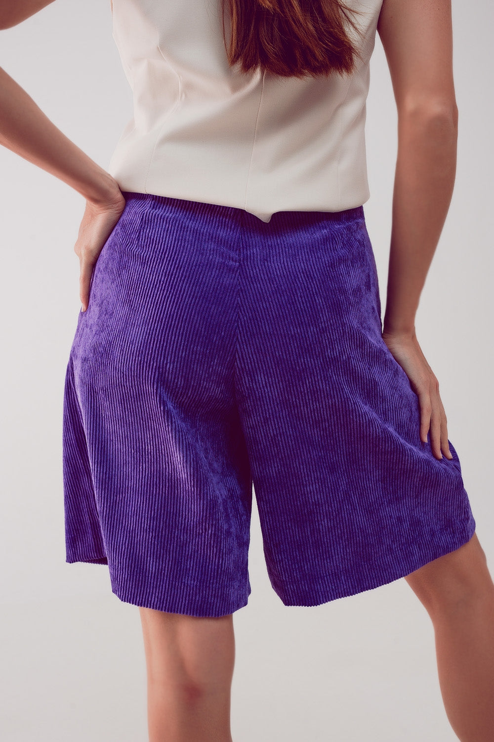 Pantalones cortos de pana morada de corte largo Q2