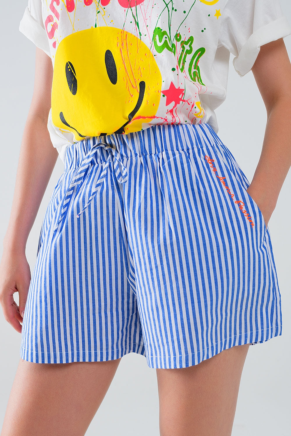 Pantalones cortos de rayas azules con cintura elástica y bolsillos Q2