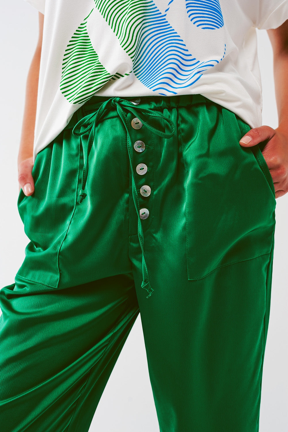 Pantalones cortos de satén en verde Q2