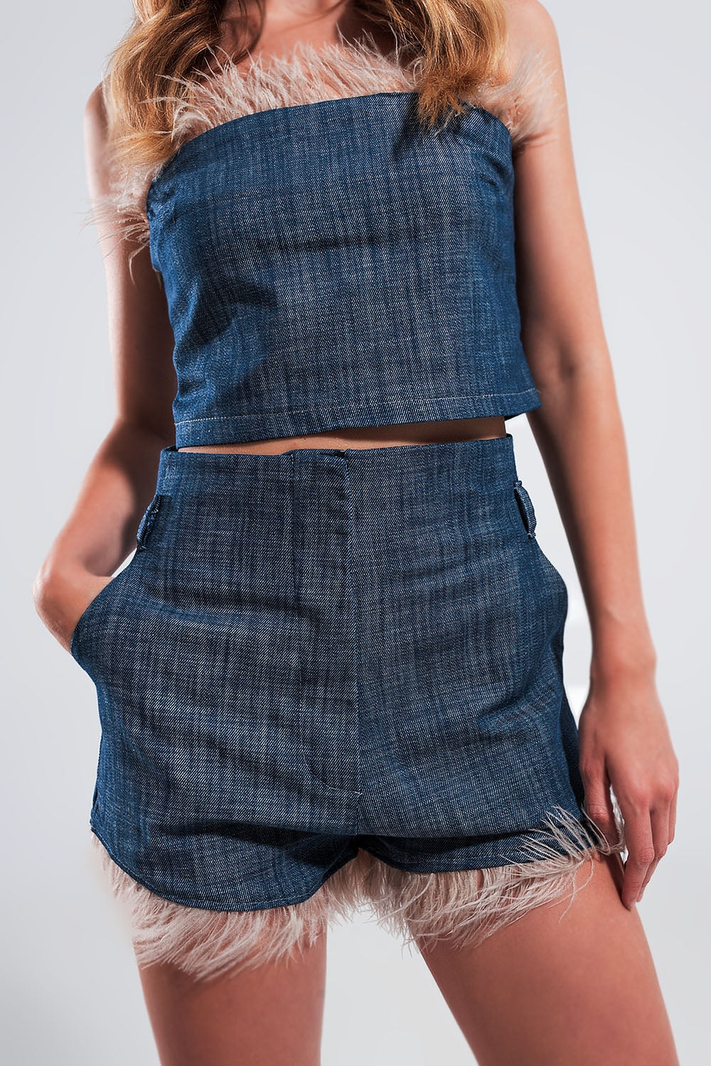 Pantalones cortos de traje color azul con plumas sintéticas en el bajo Q2