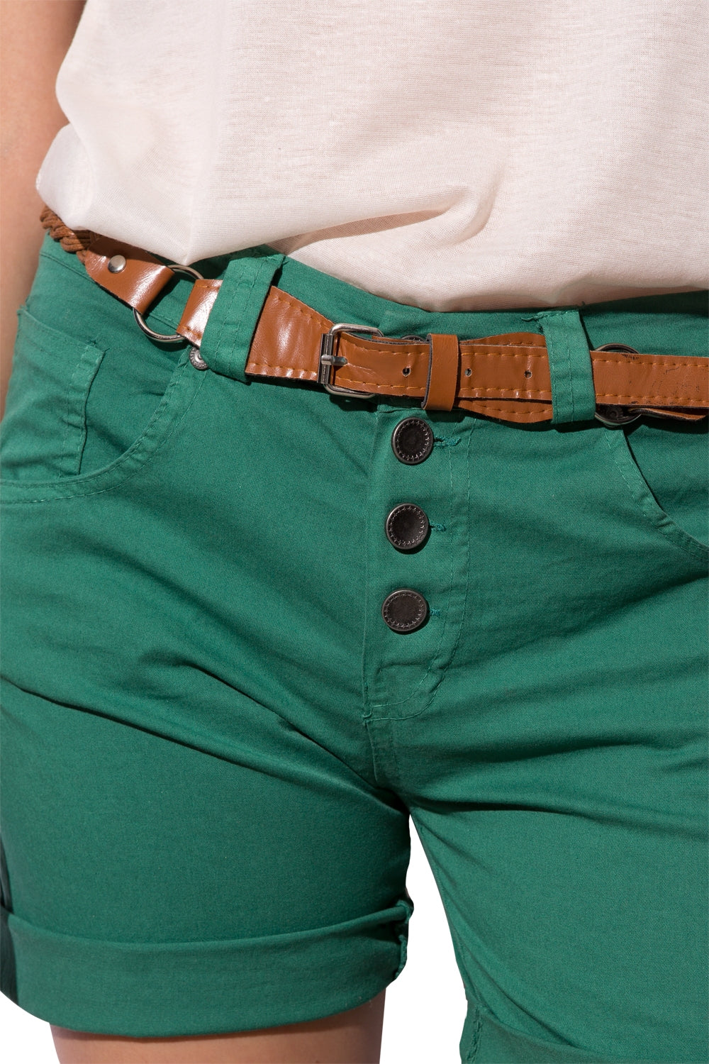 pantalones cortos verdes con botones visibles Q2