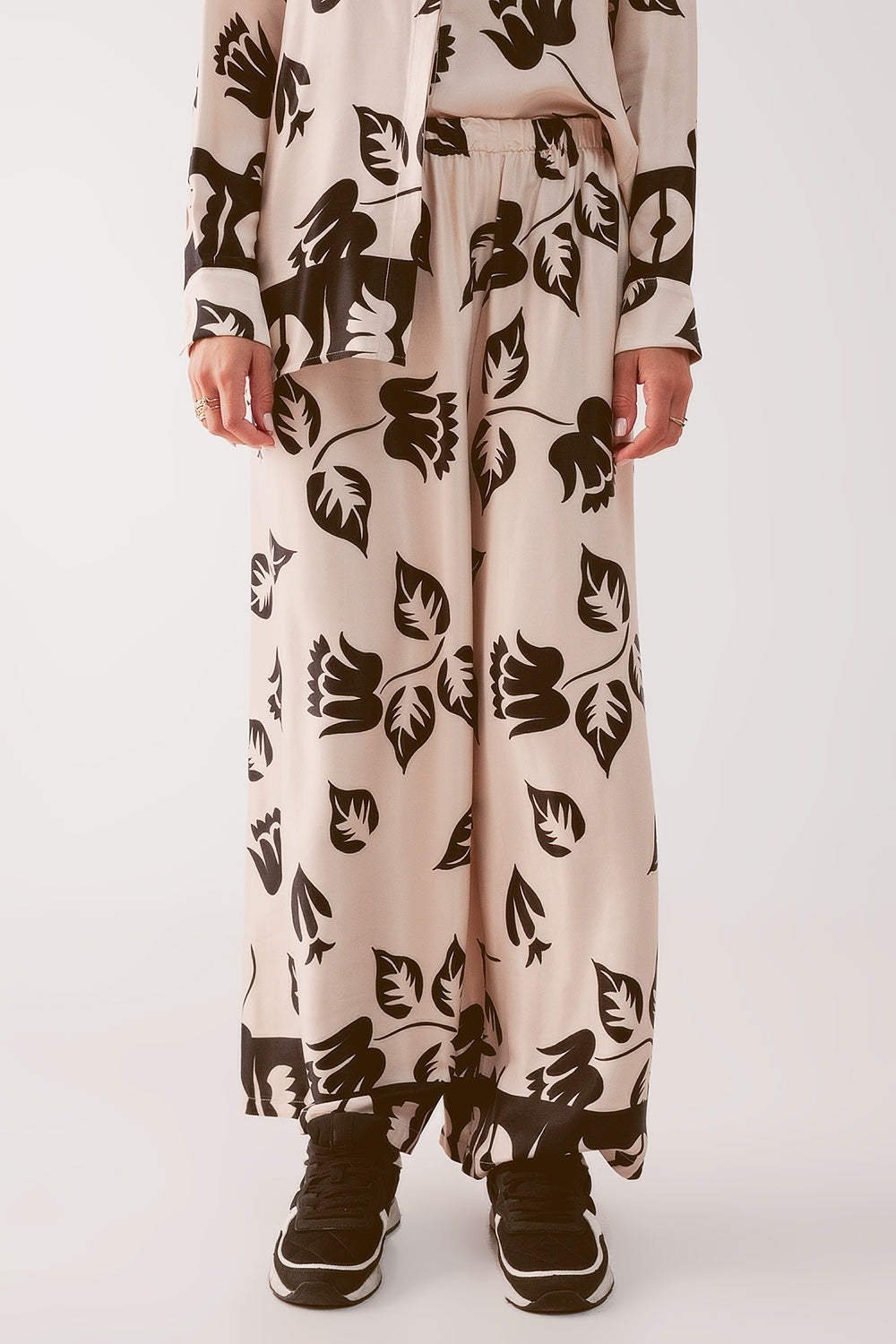 Pantalones crema elásticos de pernera muy ancha Q2