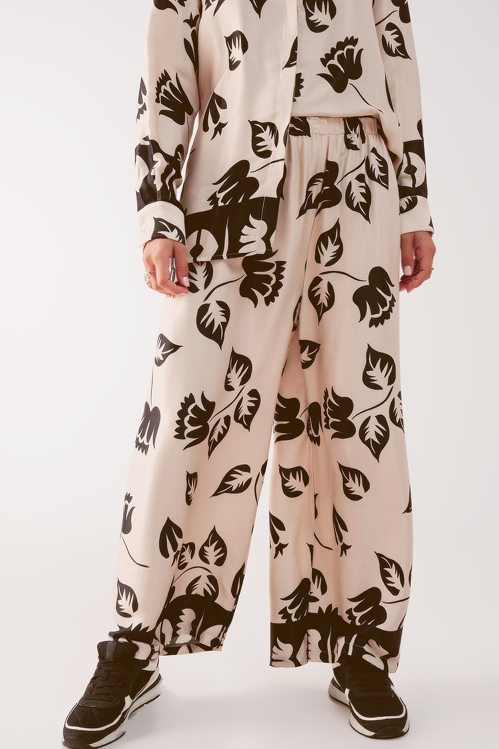 Pantalones crema elásticos de pernera muy ancha Q2