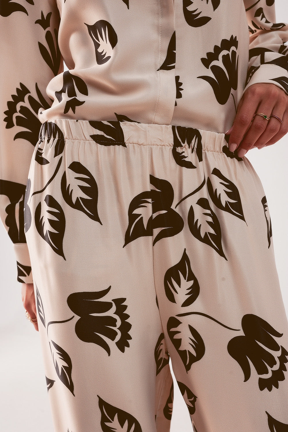 Pantalones crema elásticos de pernera muy ancha Q2