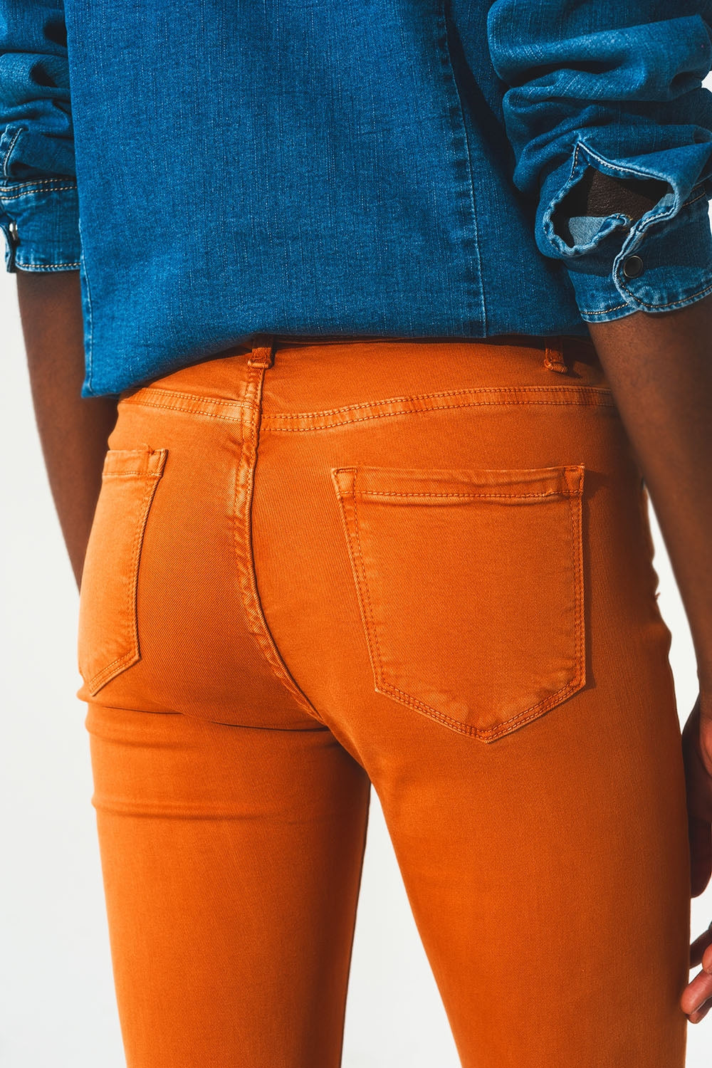 Pantalones de campana con borde de dobladillo sin rematar en naranja Q2