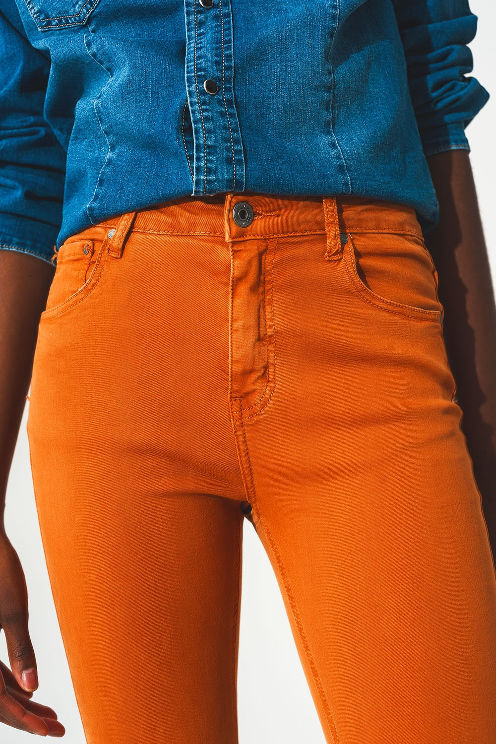 Pantalones de campana con borde de dobladillo sin rematar en naranja Q2