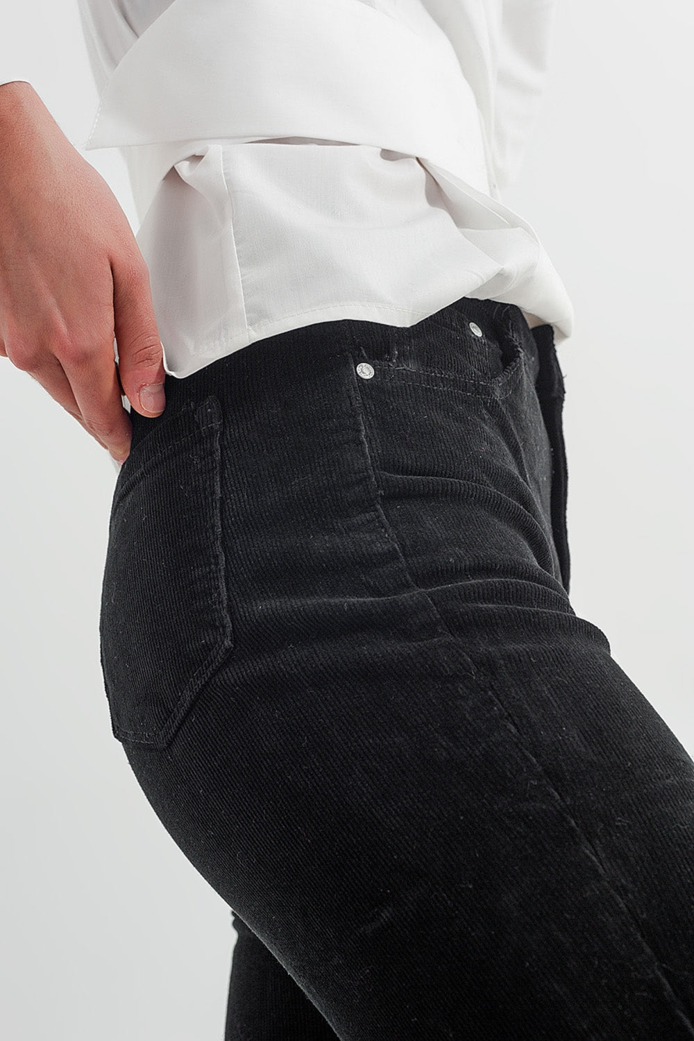 Pantalones de campana negros de pana elástica Q2