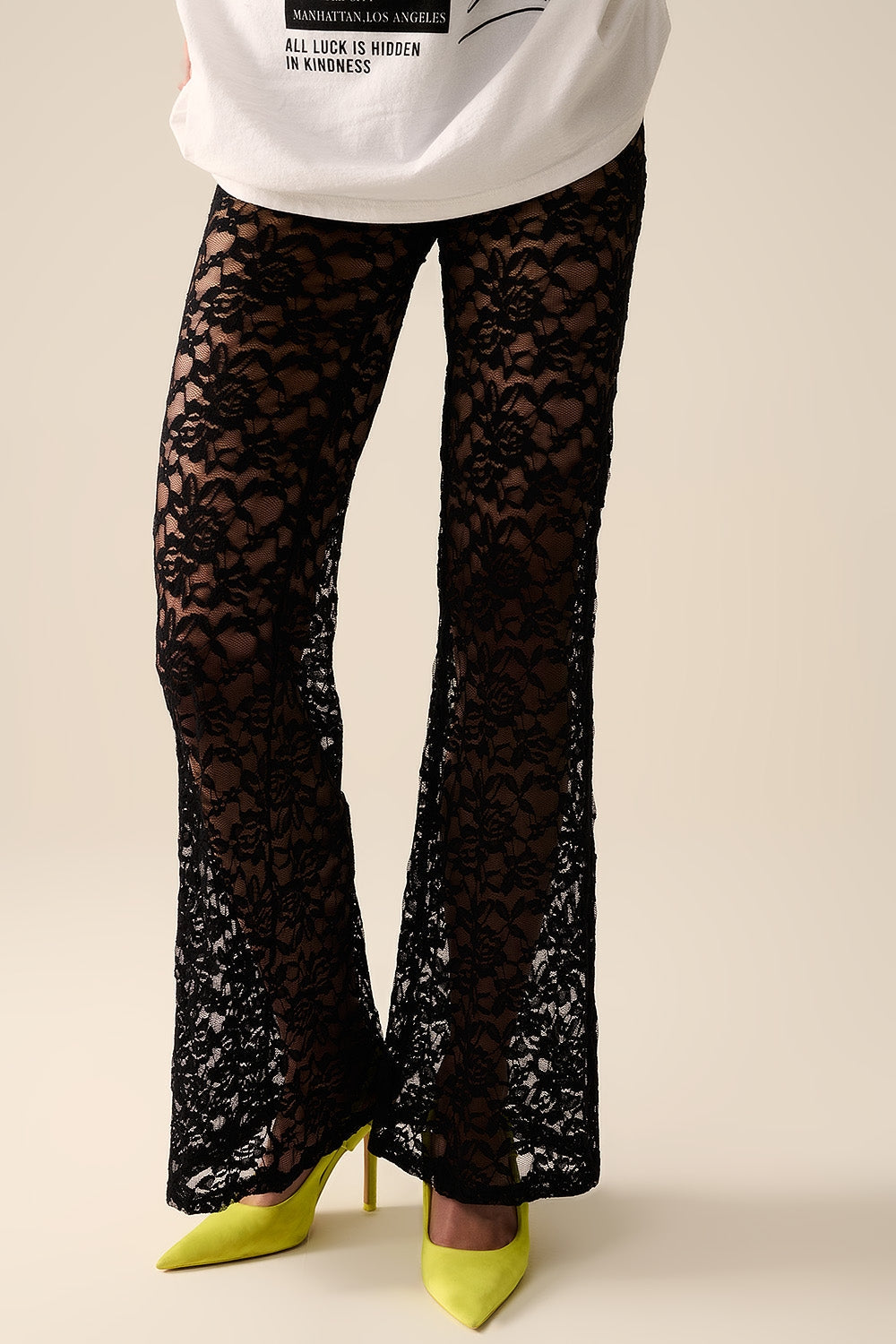 Pantalones de campana negros en encaje floral Q2