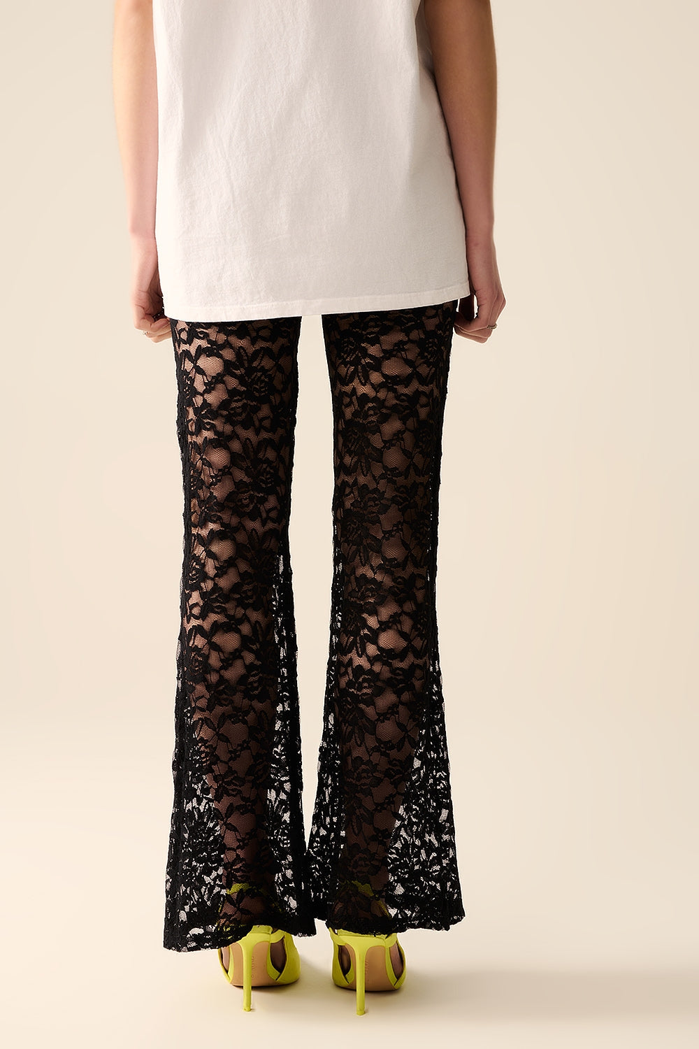 Pantalones de campana negros en encaje floral Q2