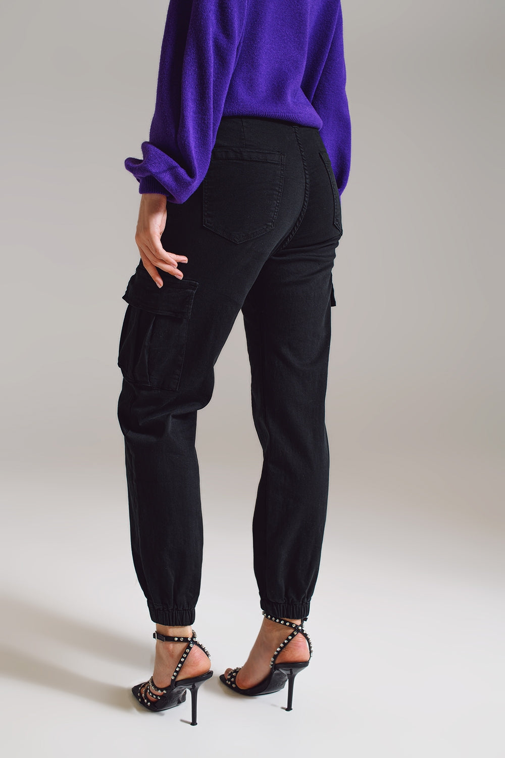 pantalones de cargo negros con cintura y dobladillo elásticos Q2