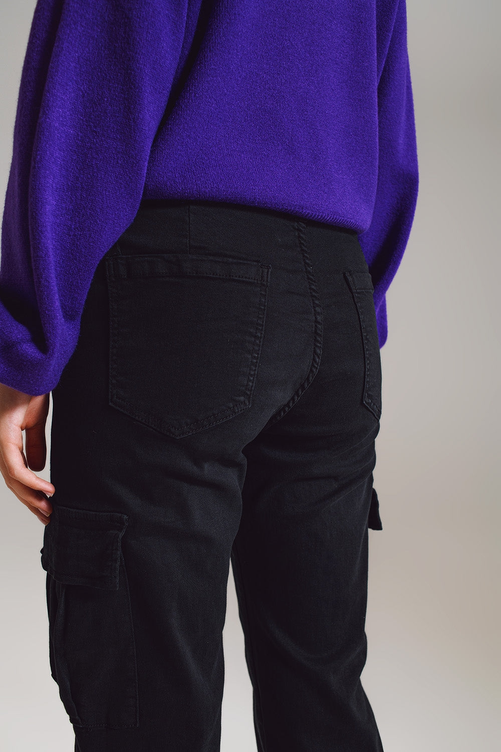pantalones de cargo negros con cintura y dobladillo elásticos Q2