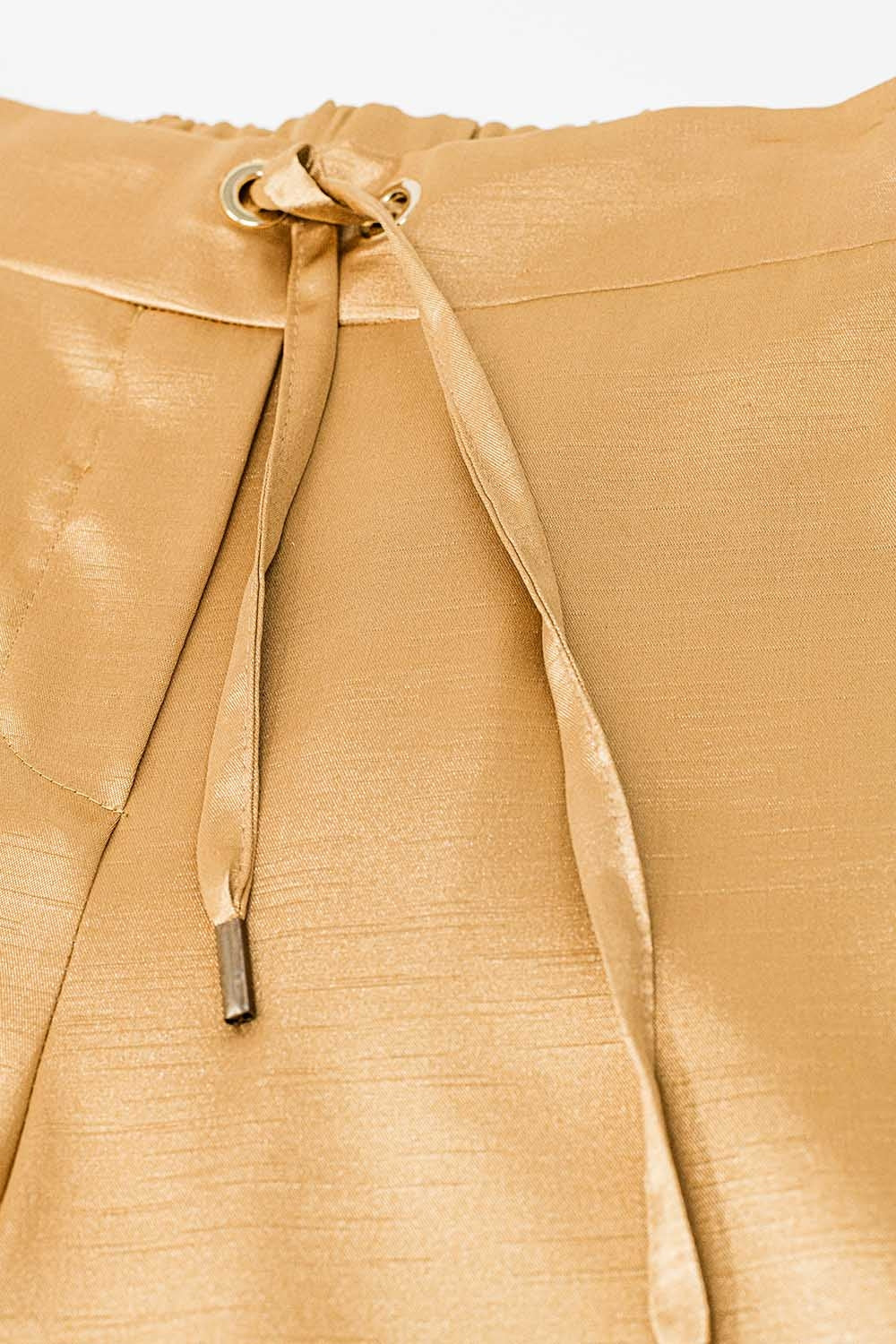 Pantalones de cintura alta de raso beige dorado con cordón de ajuste Q2