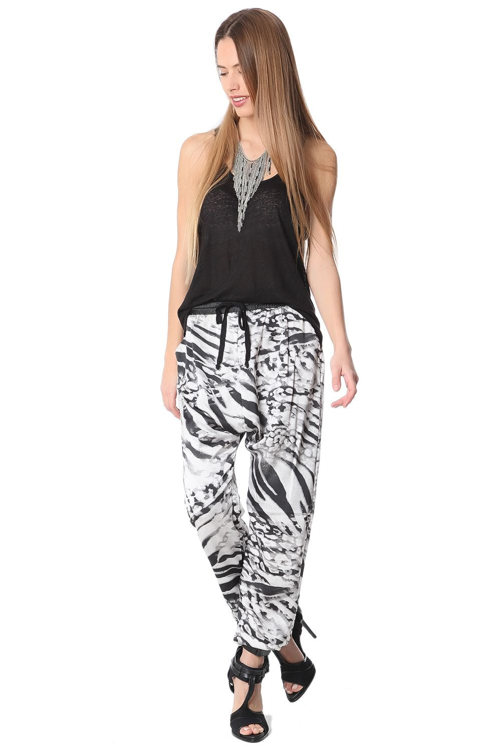 Pantalones baggy con estampado animal gris Q2